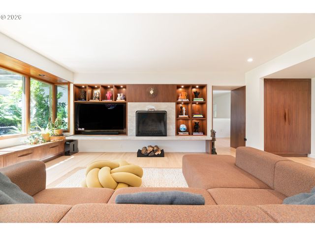 6140 Sw MILL St, Portland, OR 97221