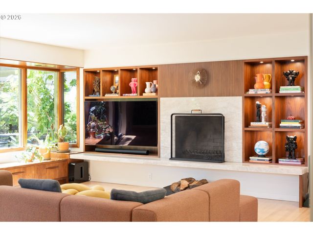 6140 Sw MILL St, Portland, OR 97221