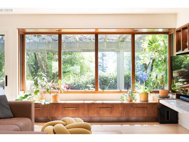 6140 Sw MILL St, Portland, OR 97221