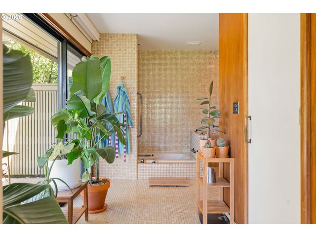 6140 Sw MILL St, Portland, OR 97221