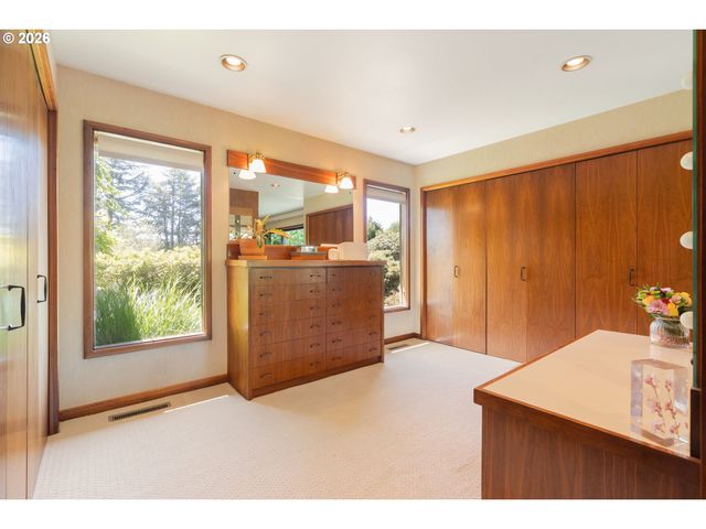 6140 Sw MILL St, Portland, OR 97221