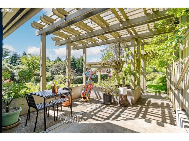 6140 Sw MILL St, Portland, OR 97221