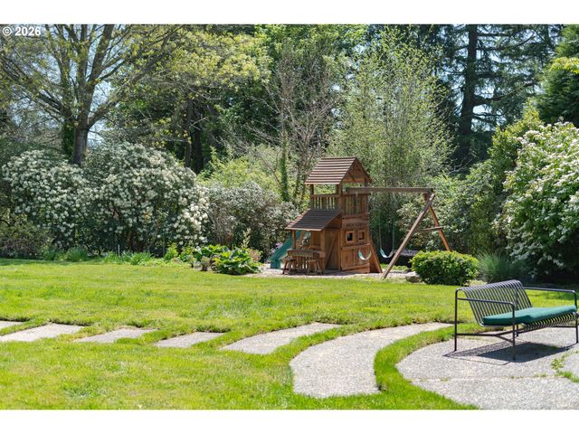 6140 Sw MILL St, Portland, OR 97221