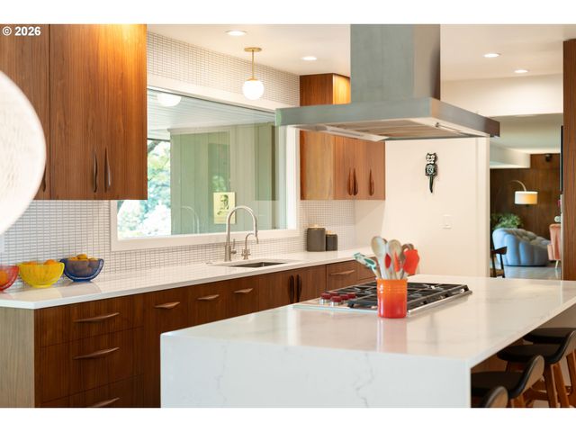6140 Sw MILL St, Portland, OR 97221