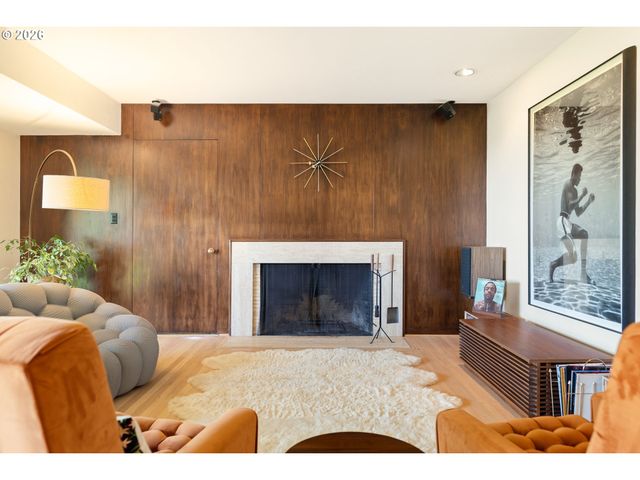 6140 Sw MILL St, Portland, OR 97221