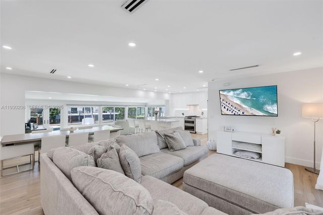 2448 SE 9th St, Pompano Beach, FL 33062