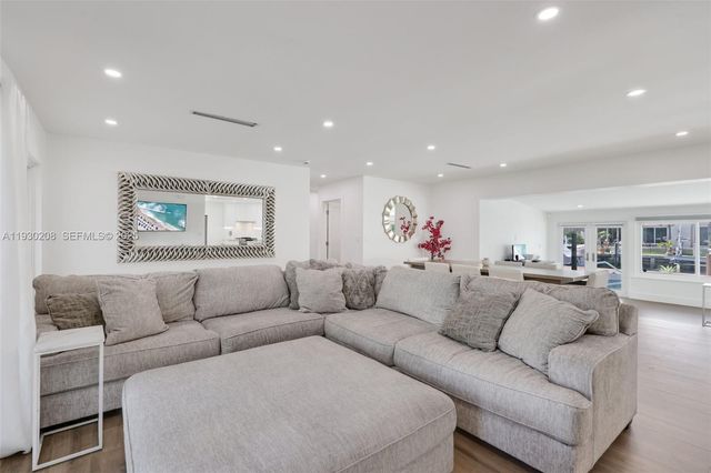 2448 SE 9th St, Pompano Beach, FL 33062