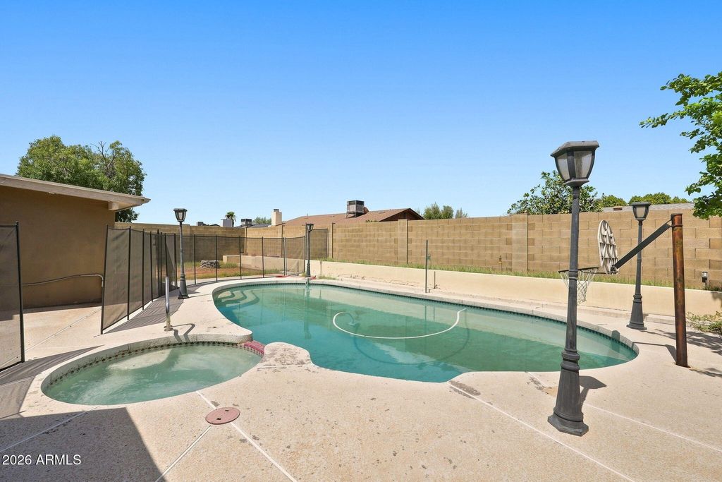 332 W KERRY Lane, Phoenix, AZ 85027 — photo 2