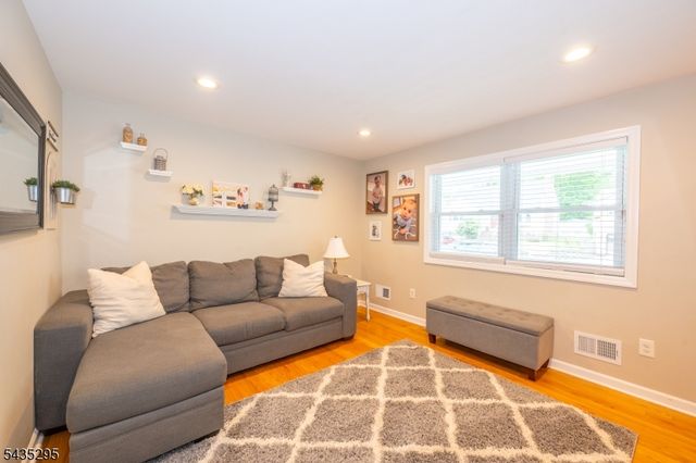 136 Redwood Ave, Wayne Twp., NJ 07470