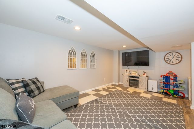 136 Redwood Ave, Wayne Twp., NJ 07470