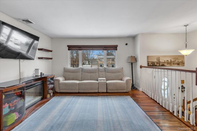 11 17th Avenue, Ronkonkoma, NY 11779