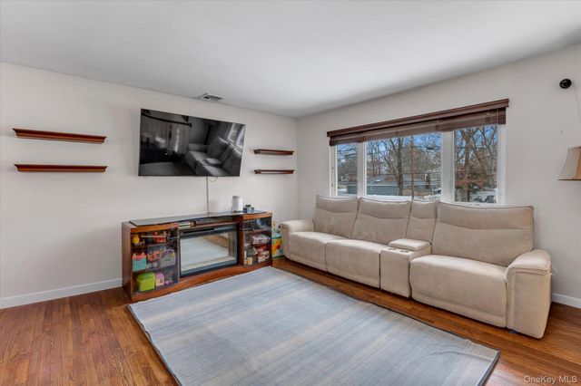 11 17th Avenue, Ronkonkoma, NY 11779