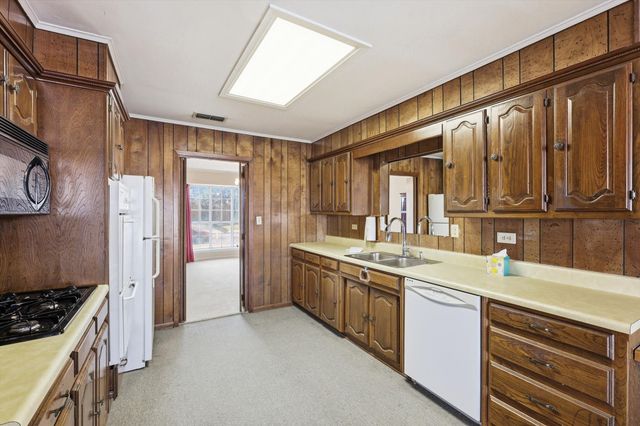 300 Red River Drive, Whitesboro, TX 76273