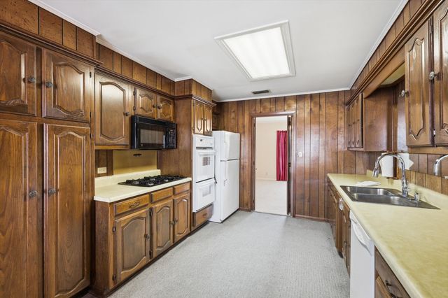 300 Red River Drive, Whitesboro, TX 76273