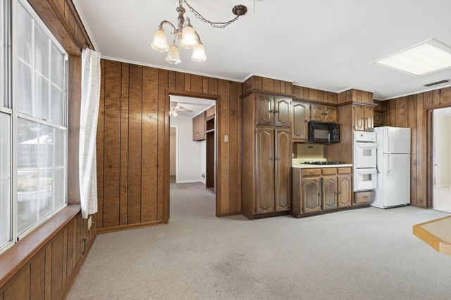 300 Red River Drive, Whitesboro, TX 76273