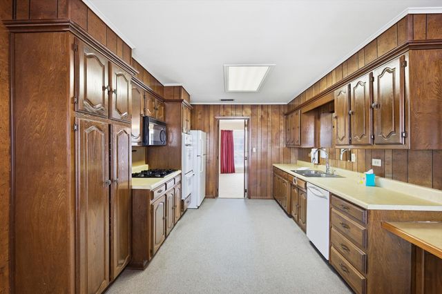 300 Red River Drive, Whitesboro, TX 76273