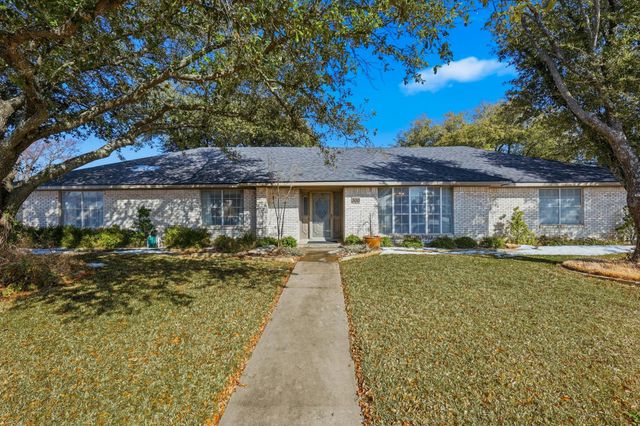 300 Red River Drive, Whitesboro, TX 76273