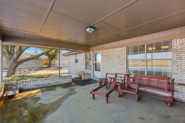 300 Red River Drive, Whitesboro, TX 76273