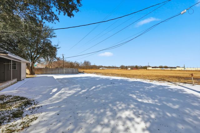 300 Red River Drive, Whitesboro, TX 76273