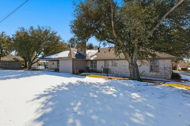 300 Red River Drive, Whitesboro, TX 76273