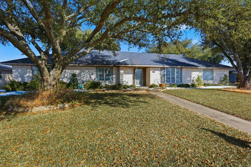 300 Red River Drive, Whitesboro, TX 76273