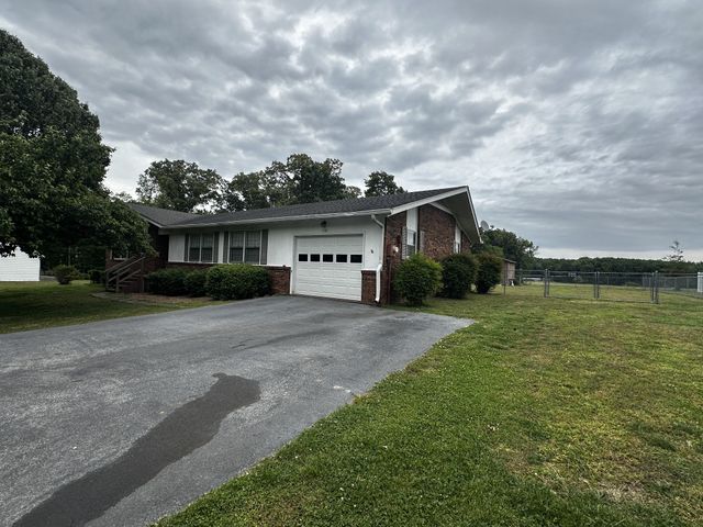 1580 Branch drive, Lawrenceburg, TN 38464
