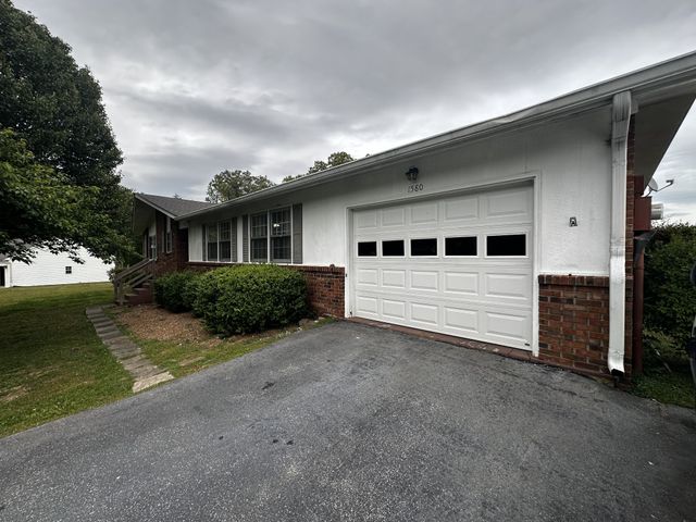 1580 Branch drive, Lawrenceburg, TN 38464