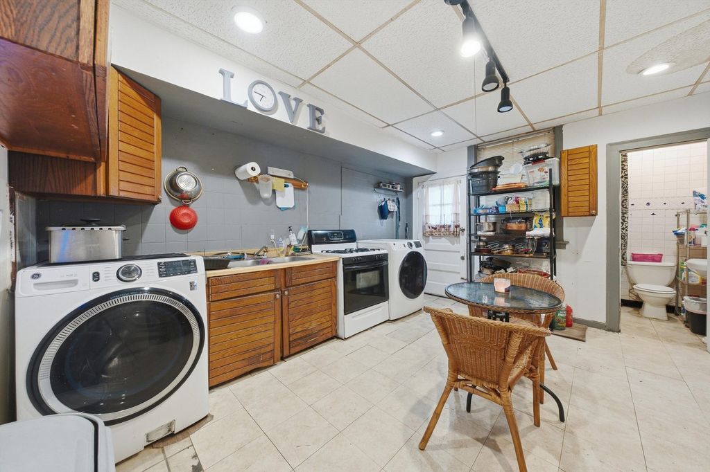 7932 S Kingston Avenue, Chicago, IL 60617 — photo 5