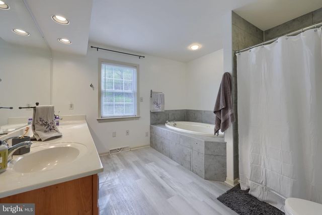 1032 SUNWOOD LN, Lancaster, PA 17601