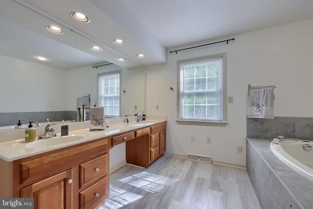 1032 SUNWOOD LN, Lancaster, PA 17601