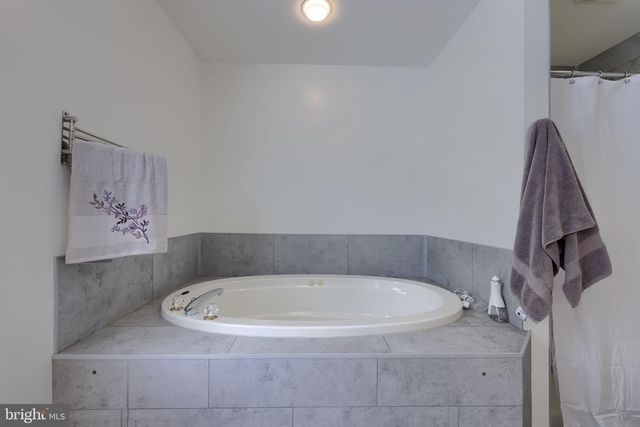 1032 SUNWOOD LN, Lancaster, PA 17601
