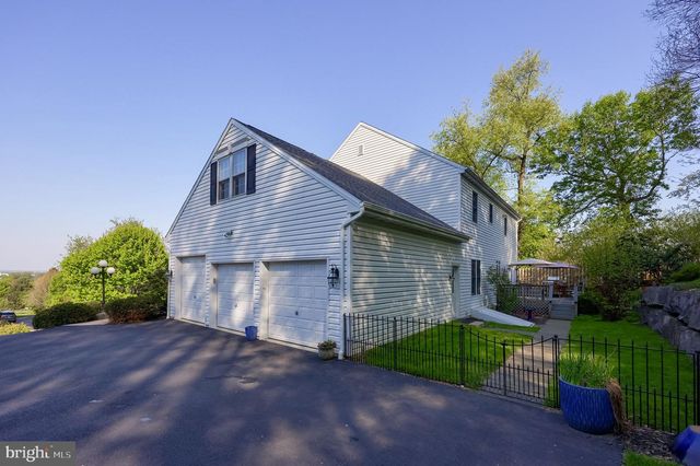 1032 SUNWOOD LN, Lancaster, PA 17601