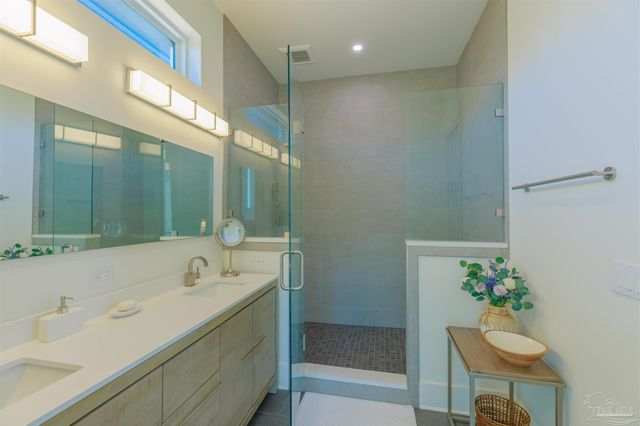 8 Wharf Ave, Pensacola, FL 32502