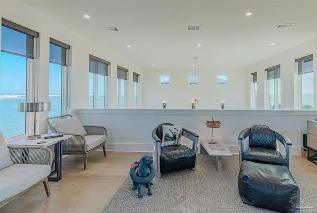 8 Wharf Ave, Pensacola, FL 32502