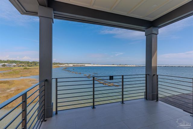 8 Wharf Ave, Pensacola, FL 32502