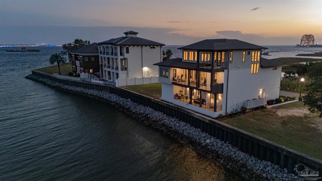 8 Wharf Ave, Pensacola, FL 32502