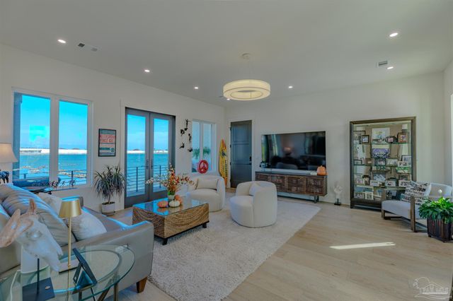 8 Wharf Ave, Pensacola, FL 32502