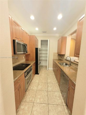 8707 Buckskin Mnr 5-12, Davie, FL 33328