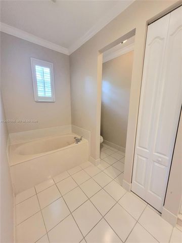 8707 Buckskin Mnr 5-12, Davie, FL 33328