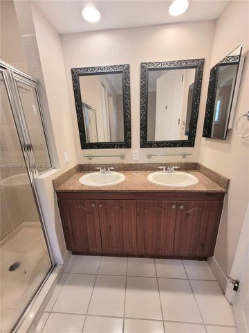 8707 Buckskin Mnr 5-12, Davie, FL 33328