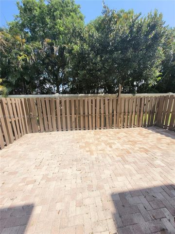 8707 Buckskin Mnr 5-12, Davie, FL 33328