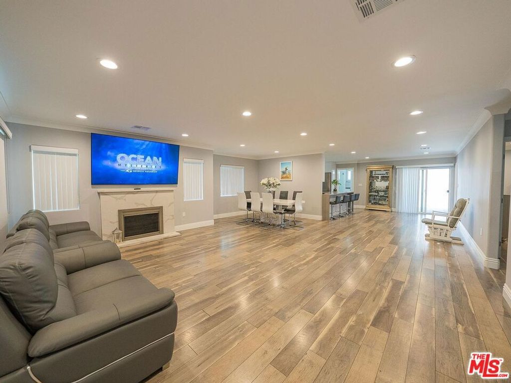 7001 Mammoth Avenue, Los Angeles, CA 91405