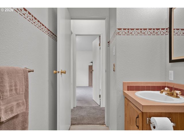 358 La Casa St, Eugene, OR 97402