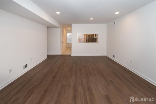 801 Woodbridge Commons Way, Iselin, NJ 08830