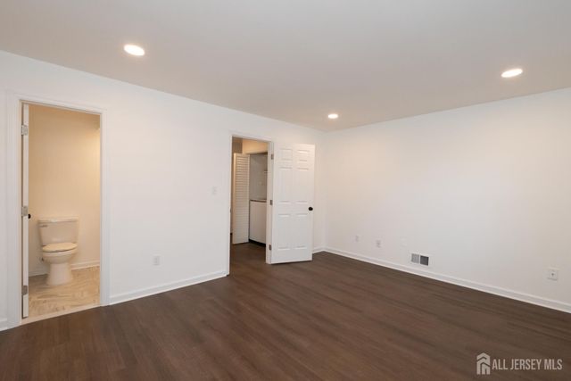 801 Woodbridge Commons Way, Iselin, NJ 08830