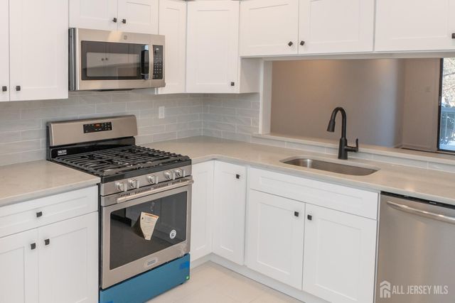 801 Woodbridge Commons Way, Iselin, NJ 08830