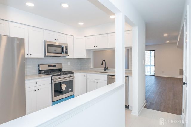 801 Woodbridge Commons Way, Iselin, NJ 08830