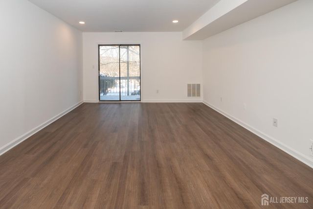 801 Woodbridge Commons Way, Iselin, NJ 08830