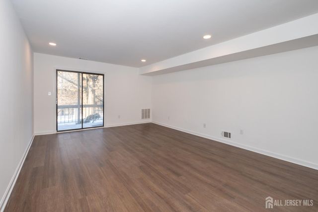 801 Woodbridge Commons Way, Iselin, NJ 08830