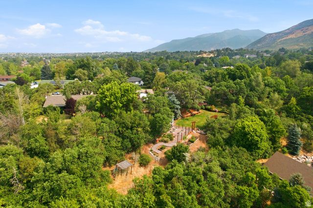2586 E COUNTRY OAKS DR, Layton, UT 84040